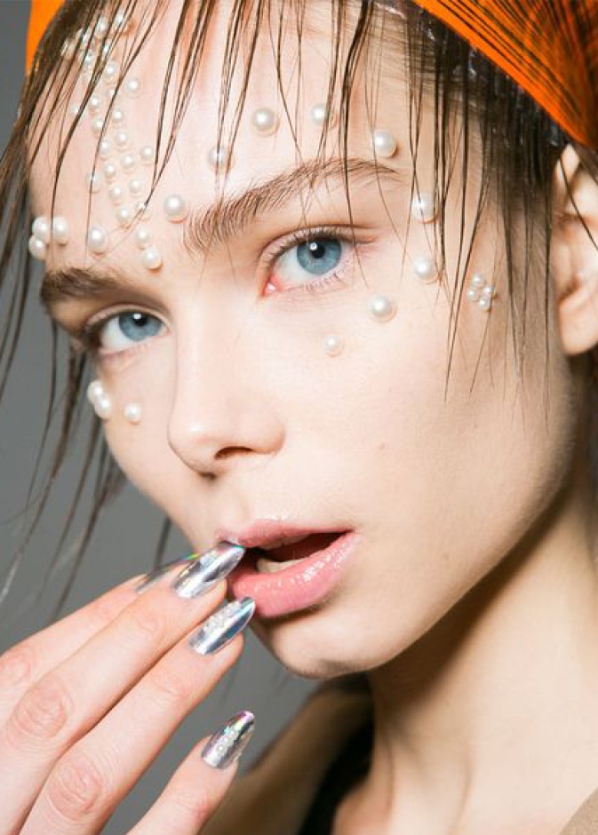 استوحي أجمل إطلالات مكياج العيون مع اللؤلؤ