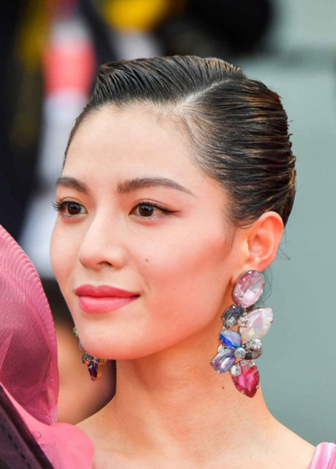 الممثلة الصينية Zhong Chuxi ترتدي أقراط من أرماني Armani