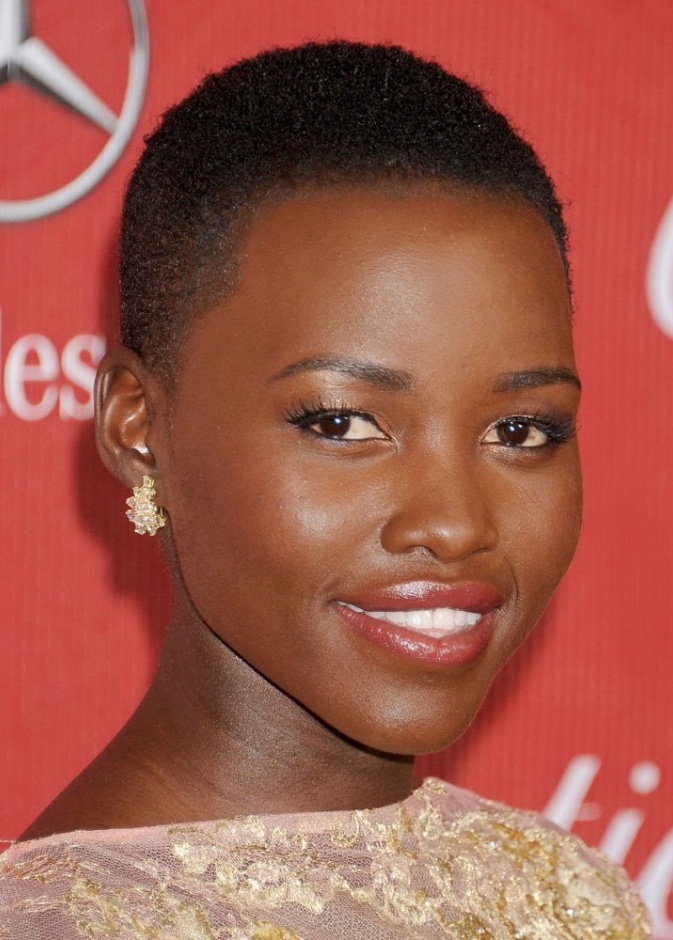  لوبيتا نيونقو تزينت بزوج من الأقراط الماسية الأنيقة من ماركة Cartier