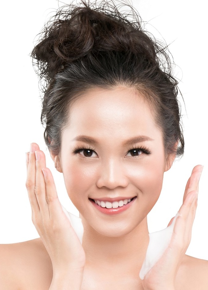  تخلصي من الخطوط الدقيقة باستخدام السيروم على الطريقة الكورية