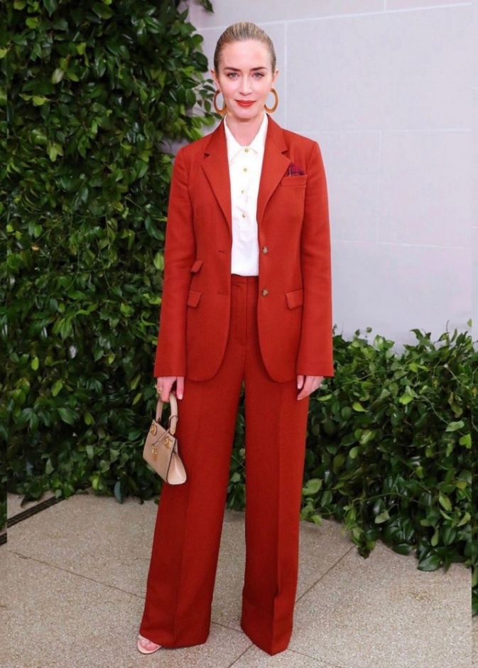 الممثلة إيميلي بلنت بأحدث إطلالاتها الراقية في عرض توري بورش بأسبوع الموضة في نيويورك