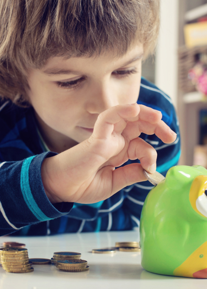 يجب تخصيص مصروف للطفل وتعليمه الإدخار