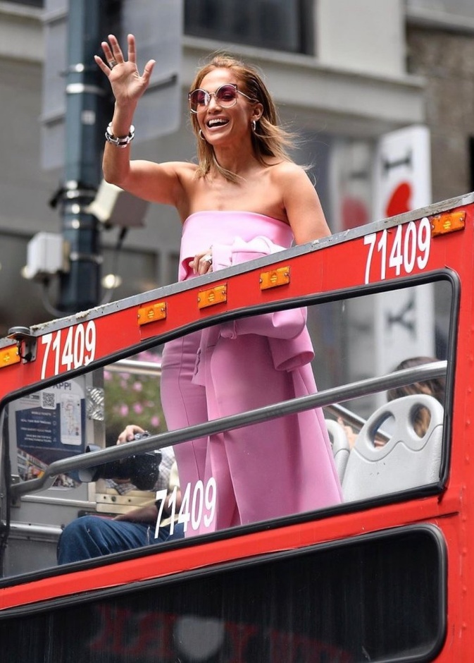 صورة عفوية للنجمة جينيفر لوبيز وهي تلوح لمعجبيها في نيويورك