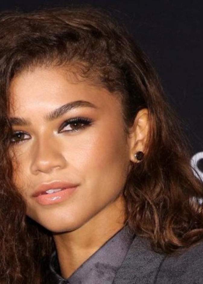 برزت الجميلة Zendaya بأجمل رسمات المكياج البرونزي البراق الذي يجعل إطلالتها ساحرة