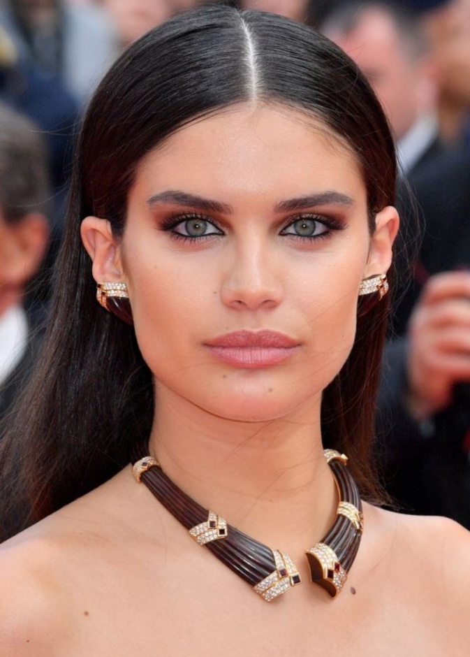 سارا سامبايو تزينت بزوج من الأقراط الأنيقة المرصعة بأحجار الماس والزمرد الأخضر