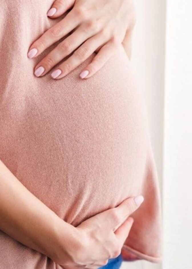 تحتاج المرأة بعد الولادة القيصرية إلى خياطة تجميلية للتخلص من جرح البطن وتحسين مظهرها الخارجي