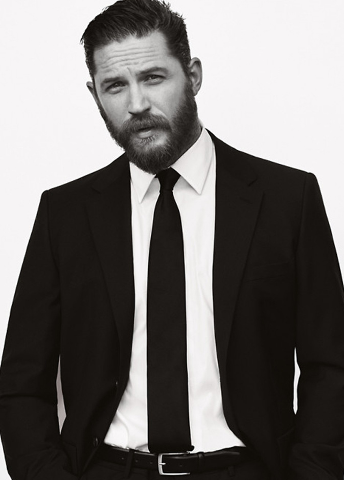 ستايل توم بالبدلة من ثلاث قطع مع ربطة العنق الرفيعة