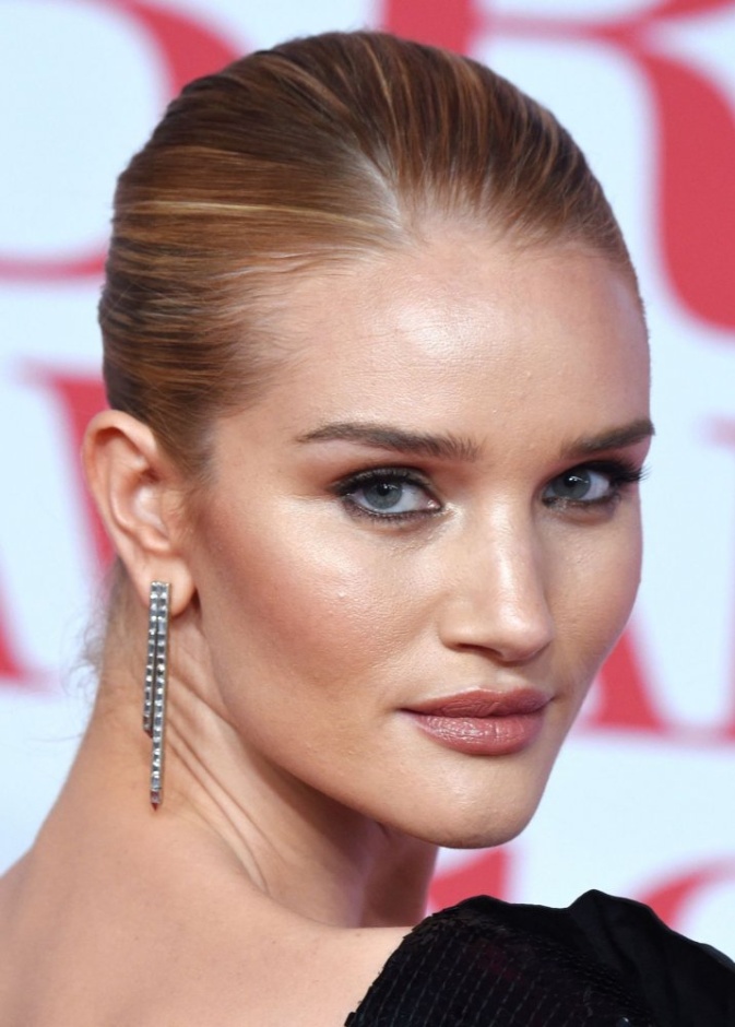 روزي هنتنغتون وايتلي أنيقة بقلادة ماسية أنيقة من ماركة  Anita Ko