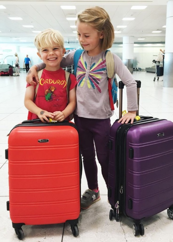 اجعل أطفالك الصغار جزء من التخطيط لرحلة السفر وذلك بالاستماع لآرائهم وتوقعاتهم بشأن رحلة السفر