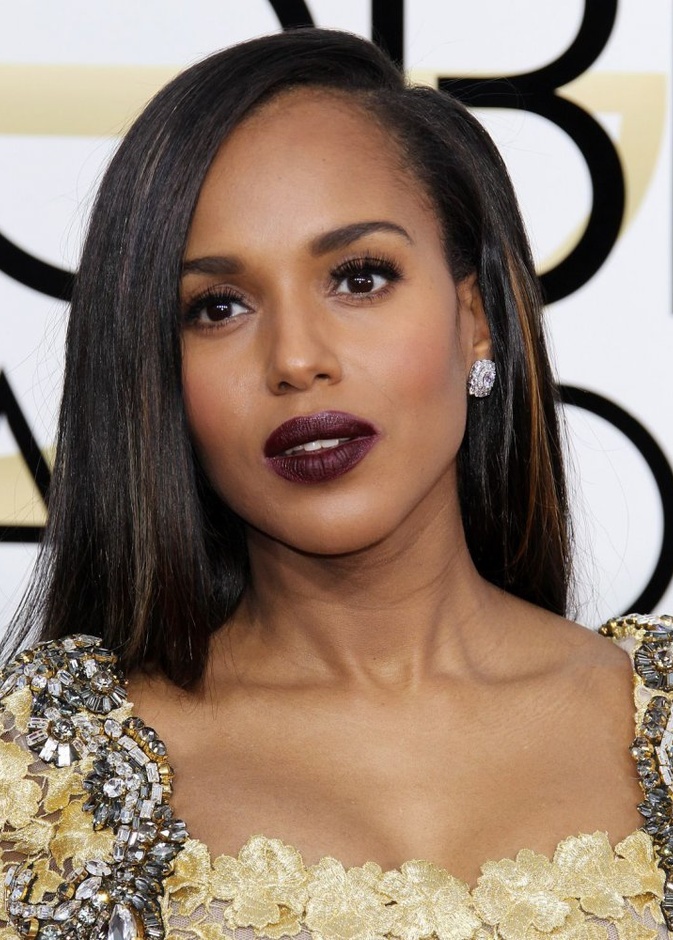 كيري واشنطن تزينت بزوج من الأقراط الذهبية الطويلة من ماركة  Graziela Gems