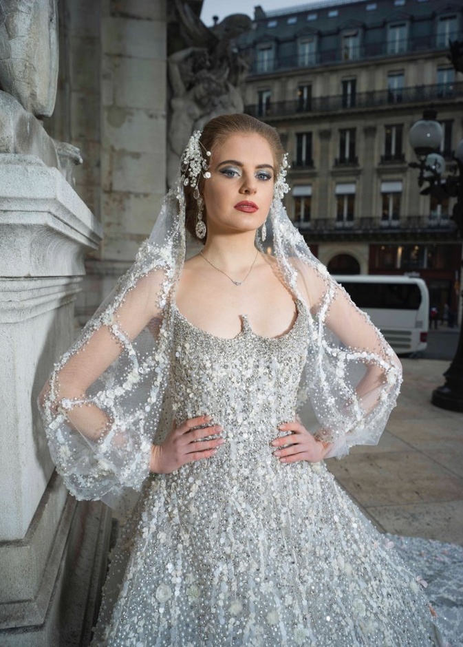 فستان بأكمام منسدلة