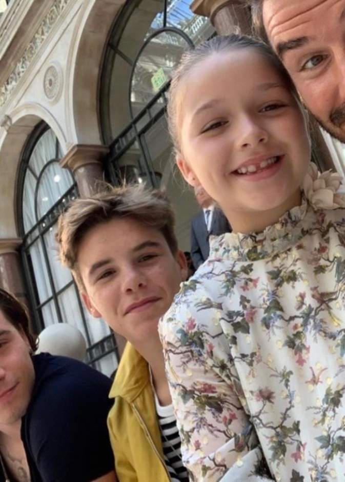 ديفيد بيكهام برفقة أولاده خلال عرض زوجته فيكتوريا بيكهام في أسبوع الموضة في لندن