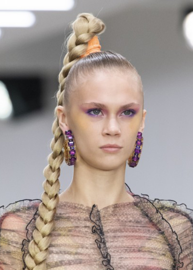 أحمر شفاه سوداء لربيع وصيف 2020 من دارMolly Goddard