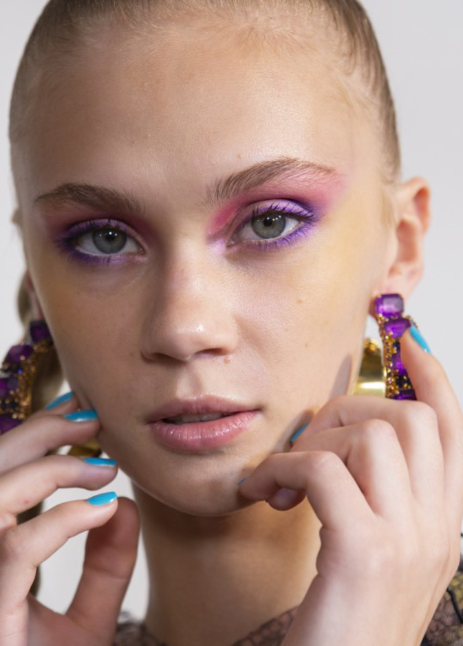 رسمات عيون ملونة بتدرجات خضراء وصفراء من Mark Fast