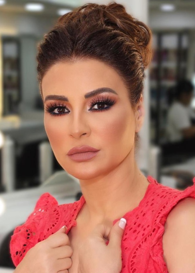 ماغي بو غصن تختار اطلالات راقية