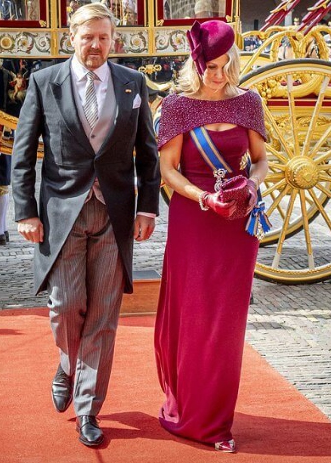  الملكة ماكسيما ظهرت في ذلك اليوم في إطلالة عصرية أنيقة حيث كانت ترتدي فستان أنيق جديد