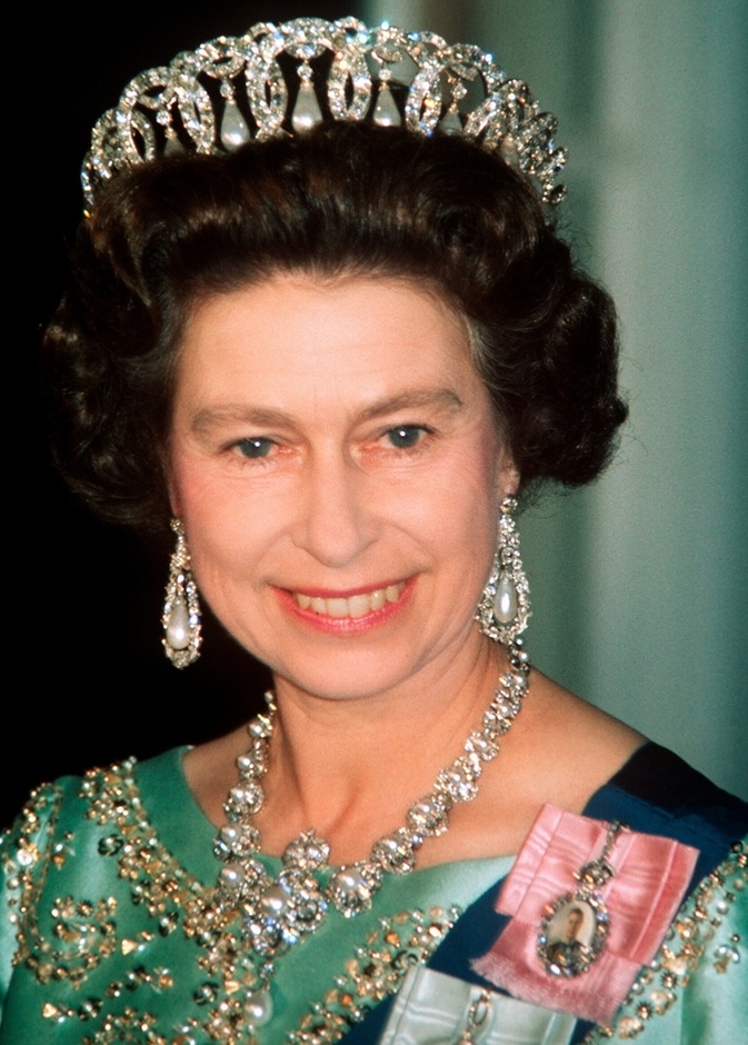 الملكة ورثة التاج عن جدتها