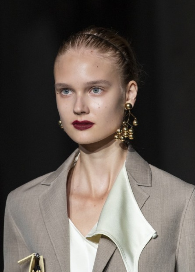 أحمر شفاه مخملي مع المكياج الطبيعي من دار Jil Sander