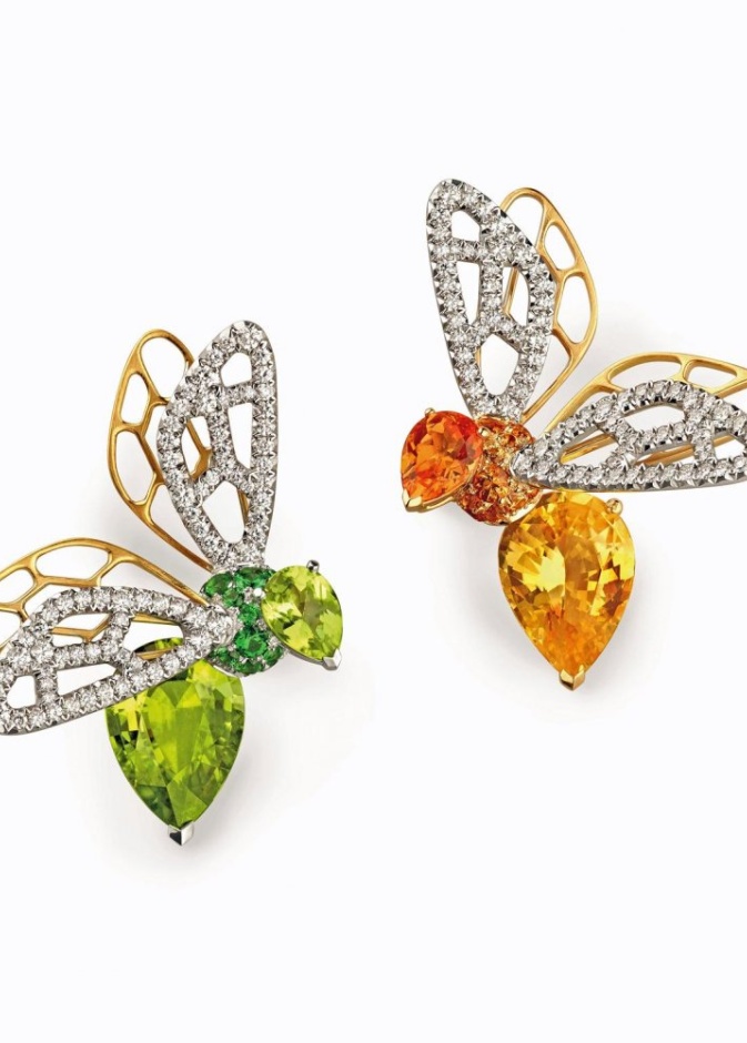 تصميم اقراط بأشكال النحلة الذهبية مزدانة بحجر البريدوت والزفير من Chaumet