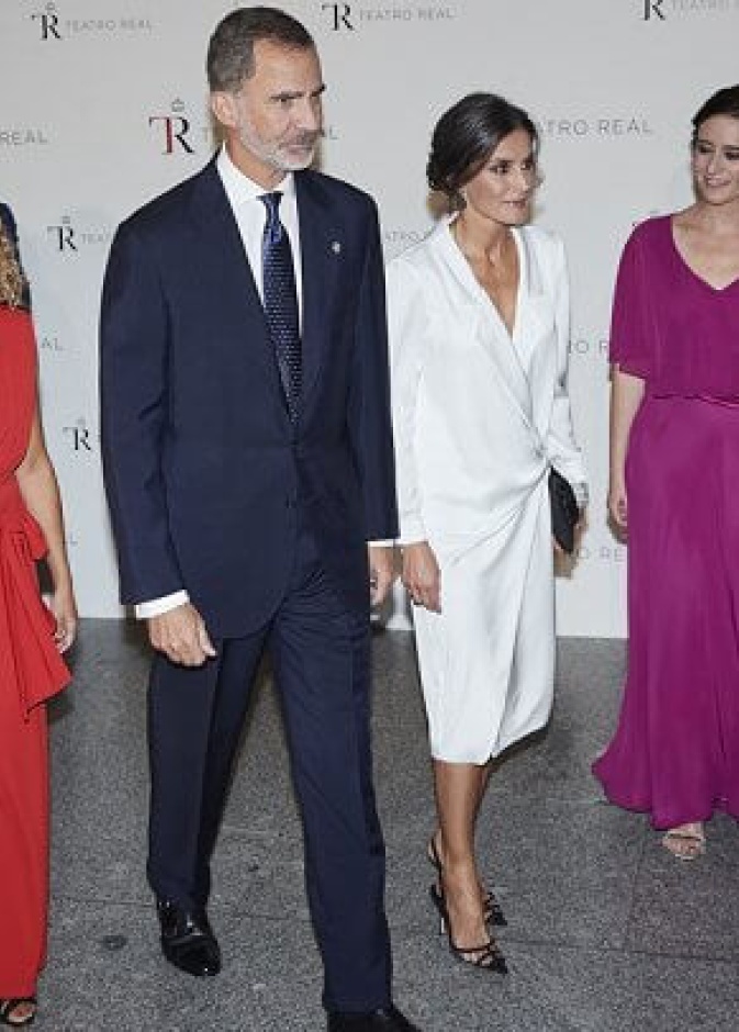 إطلالة بيضاء للملكة ليتيزيا