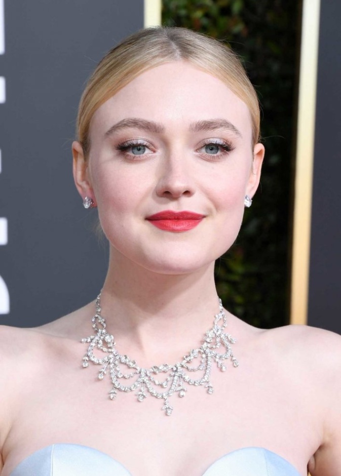 داكوتا فانينغ تزينت بقلادة ماسية جذابة من ماركة Beladora