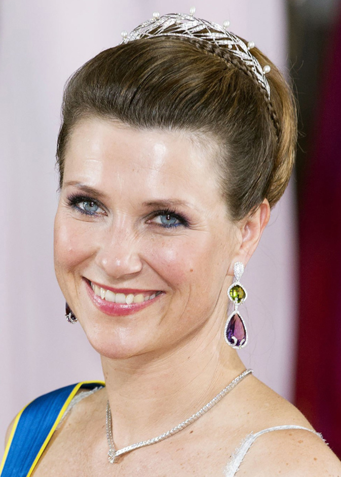 مارثا لويز ترتدي قلادة الياقوت الأزرق