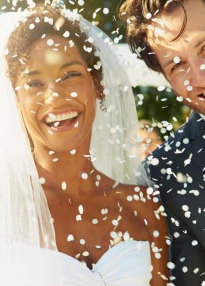 الأزواج الذين يقضون فترات أطول في الضحك والمزاح خلال جلسات تصوير حفلات الزفاف أو الخطبة