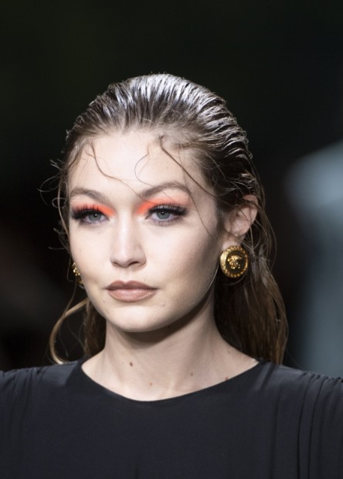 رسمات عيون بارزة ومرجانية من Versace