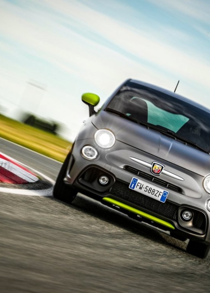 جاءت Abarth 595 Pista مع محرك رباعي الأسطوانات معزز بالتوربو ينتج قوة 165 حصان