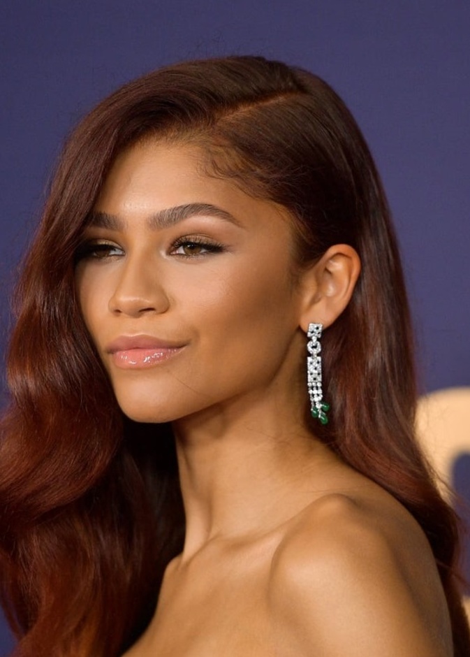 اختارت إميليا كلارك Emilia Clarke أقراط من ديفيد ويب David Webb