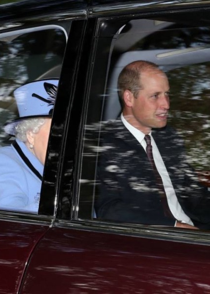 الأمير وليام في ظهور مفاجئ بصحبة الملكة في بالمورال