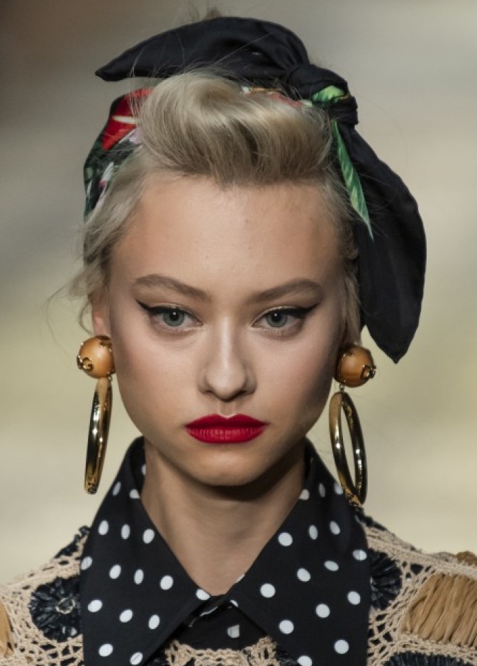 حرصت دار Elisabetta Franchi على تمرير الآيلاينر الكثيف من الجهة العليا للعين وعلى حدود الجفون