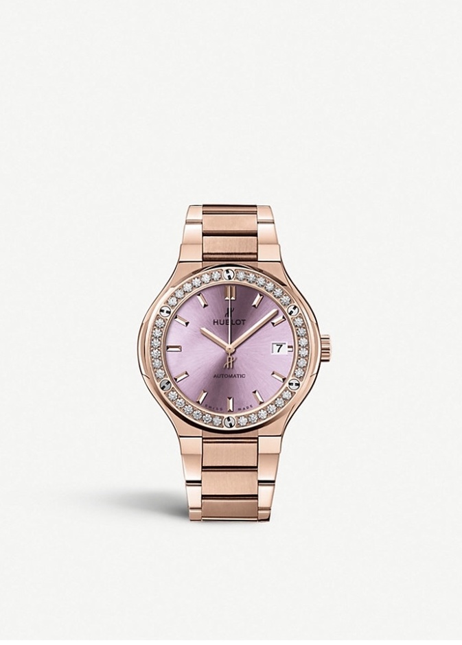 تصميم ساعة كلاسيكية من بياجيه من الذهب ومرصعة بايطار من الماسات