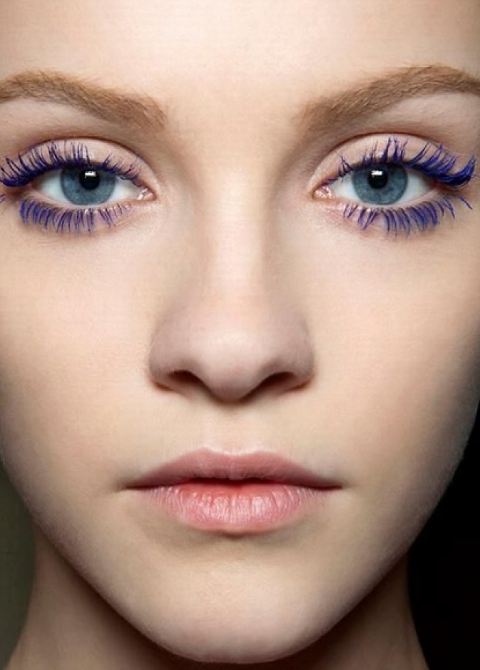 اعتمدي ماسكارا بنفسجية في هذا الموسم