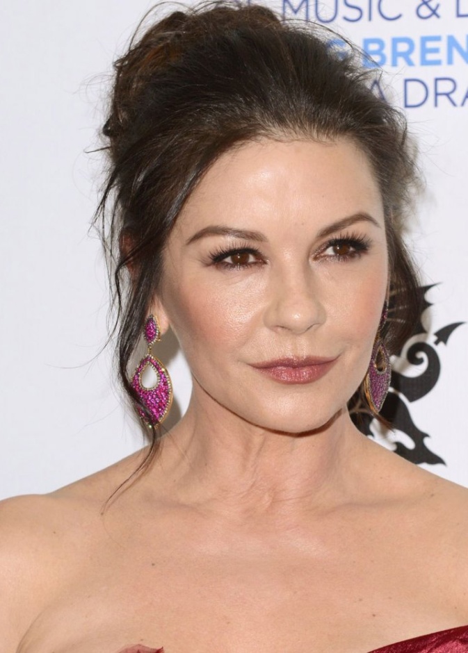 أنوثة كاثرين زيتا جونز بأقراط جاكوب أند كو Jacob & Co