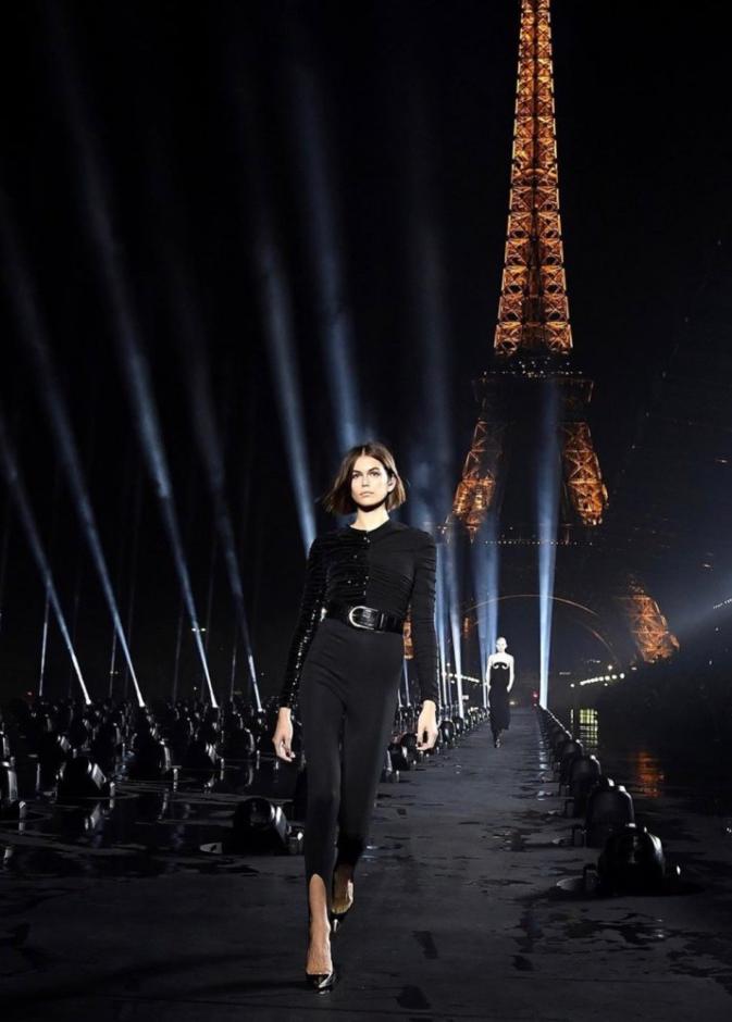 كايا جربر في عرض ايف سان لوران YSL أمام برج أيفل في باريس