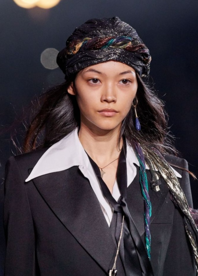 تسريحات شعر كاري منسدلة من Saint Laurent