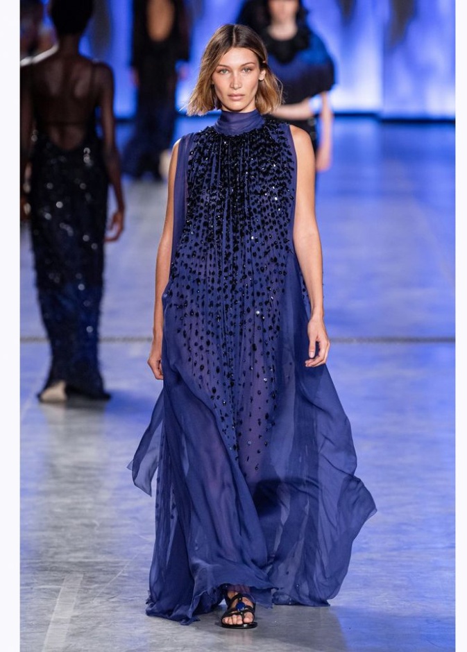  فستان سهرة مطرز بالكريستال من Alberta Ferretti