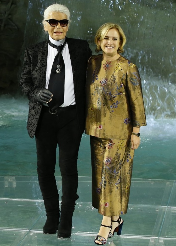 العارة العالمية جيجي حديد بتصميم من فندي