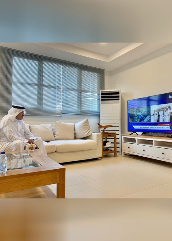الأمير سلطان بن سلمان أول رائد فضاء عربي وهو يشاهد رحلة انطلاق الإماراتي هزاع المنصوري لمحطة الفضاء الدولية