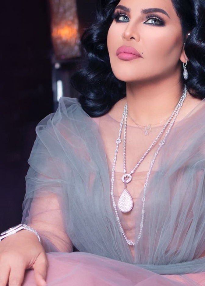 أحلام ترتدي قلادة مميزة من الماس