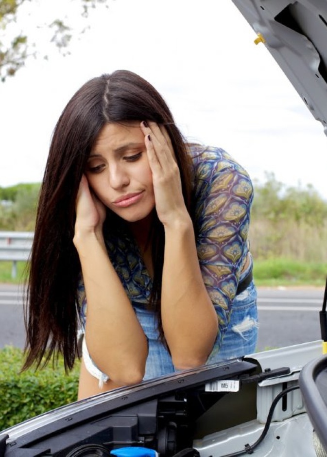 التأكد من وضع جهاز رفع السيارة الـ جيك في مكانه المناسب يجنب فقدان الجهاز لاتزانه واحتمالية سقوط السيارة على اليدين