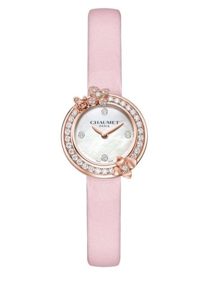  ساعة انيقة من Harry Winston بايطار ماسي هندسي وسوار ساتان باللون الأسود