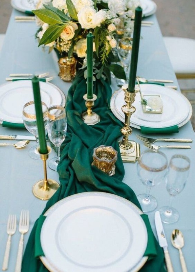 زينة طاولات الاعراس باللون الاخضر الملكي