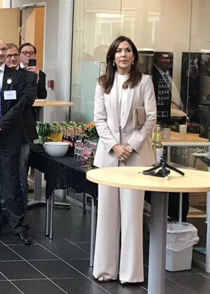  الأميرة ماري ظهرت في الحفل بإطلالة عصرية أنيقة حيث ارتدت سترة أنيقة وبنطلون أنيق من ماركة Andiata