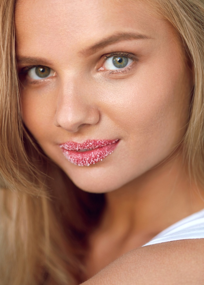 اخلطي السكر مع العسل لتقشير الشفاه