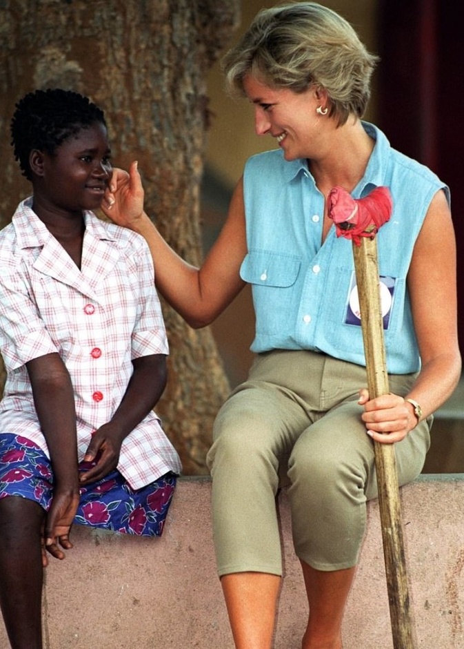 الأمير هاري يقابل ضحية الألغام التي كانت سبب في بكاء والدته الراحلة الأميرة ديانا