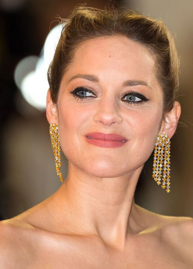 ماريون كوتيارد ترتدي أقراط طويلة من شوبارد Chopard 