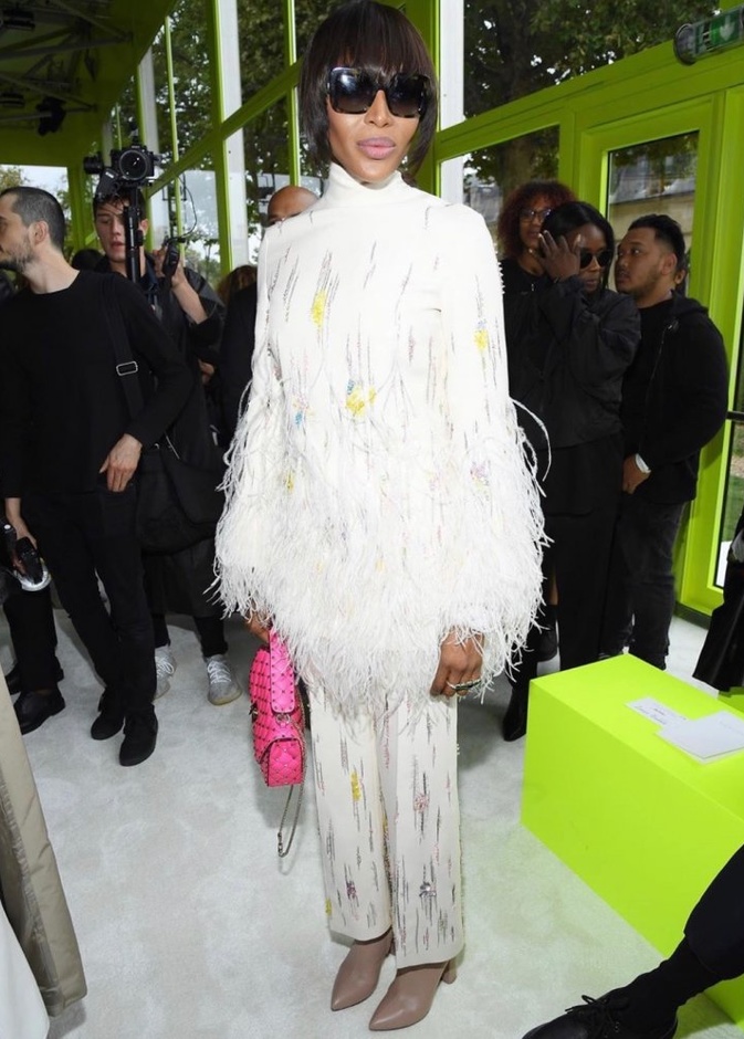 ناعومي كامبل بإطلالة مميزة في عرض فالنتينو خلال أسبوع الموضة في باريس