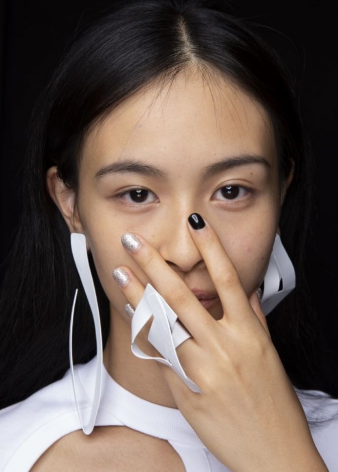 احدث الوان طلاء الاظافر المخملية فهي تناسب الجميع وتبرز على الأظافر القصيرة من وحي دار Guy Laroche